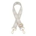 Vista detallada en primer plano de una correa de bolso tejida de repuesto con herrajes dorados. - Q-19 silver gray