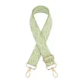 Detalle de la correa de bolso tejida geométrica verde con hebillas doradas ajustables. - Q-16 light green