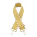 Gros-plan sur la bandoulière tissée jaune, tissu durable avec crochets métalliques dorés réglables. - E-9