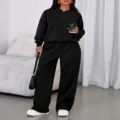 Casual zwarte hoodie en wijde joggingbroek tweedelige set, detailopname binnenshuis. - S / Top en Broek / Zwart