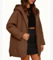 Détail de veste à capuche matelassée marron avec texture losange et fermeture à boutons pressions. - Café