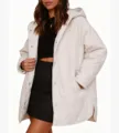 Vue de détail de la veste matelassée à capuche pour femme, ample mi-longue manteau décontracté. - S / Blanc