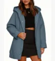 Vue détaillée de la veste matelassée à capuche bleu-gris avec motif losanges et boutons pression. - S / Bleu