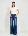 Jean en denim délavé ample à taille haute avec poches plaquées et finitions de bas effilochées. - S / Bleu clair