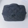 Détail de trousse de toilette matelassée noire, pochette souple rembourrée avec double zip. - Noir Nuit