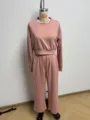 Vista di dettaglio set loungewear donna rosa unicolore crop top maniche lunghe pantalone. - Rosa