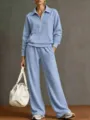 Dettaglio completo set felpa azzurro con zip al collo e pantaloni larghi casual. - Blu