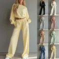 Dettaglio del set casual da donna con felpa corta a maniche lunghe e pantaloni. - Multicolore