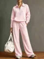 Bella felpa rosa con collo a zip e pantaloni larghi set casual vista di dettaglio. - Rosa