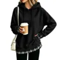 Vista di dettaglio della felpa con cappuccio casual da donna con orlo a quadri alla moda. - Griglia Nera