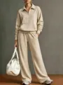 Vista dettagliata del completo tuta casual da donna beige con felpa mezza zip e pantaloni. - Kaki