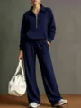 Gedetailleerd overzicht van de casual navy blauwe half-zip sweatshirt en broek set. - S / Top en Broek / Marineblauw