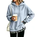 Felpa con cappuccio ampia da donna con elegante orlo e polsini con motivo scozzese. - Quadretti Blu Chiaro