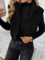Vue détaillée du gilet zippé en polaire sherpa noire, montrant le col et la texture. - S / Hauts / Noir