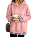 Dettaglio di felpa con cappuccio rosa con polsini a righe in stile finto due pezzi. - Riga Rosa