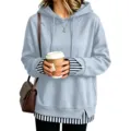 Vista di dettaglio di felpa con cappuccio casual da donna con polsini a righe e coulisse morbida. - Strisce Blu Chiaro