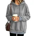 Felpa con cappuccio grigia da donna comoda e ampia con polsini e orlo a righe stile finto due pezzi. - Grigio A Strisce