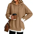 Casual bruine hoodie met witte gelaagde manchetten en zoom voor vrouwen, detailweergave. - S / Tops / Khaki met Witte Rib