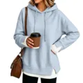 Gedetailleerd aanzicht van casual lichtblauwe hoodie met geribbelde boorden en zoom. - S / Tops / Lichtblauw met Witte Rib