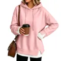 Primo piano della felpa con cappuccio rosa con orlo e polsini a coste bianchi sovrapposti. - Rosa con Costine Bianche