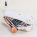 Dettaglio borsa per trucco trapuntata a fiori, tessuto morbido imbottito e comoda chiusura a zip. - Borsa per Trucchi Trapuntata Punto Blu Piccolo