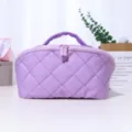Trousse de toilette matelassée violette avec poignée et fermeture éclair. Grand sac de voyage. - Violet