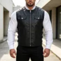 Gilet da uomo in ecopelle nera con chiusura a zip e fibbie laterali regolabili. - Taglia S / Nero