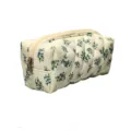 Primo piano dettagliato di una trousse da trucco trapuntata a fiori con zip resistente. - Borsa per Trucchi Trapuntata Fiore di Zucca Piccolo