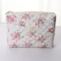 Borsa per cosmetici trapuntata portatile con stampa floreale rosa per viaggi e uso quotidiano. - Borsa per Trucchi Trapuntata Floreale Fiore Grande Medio
