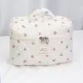 Borsa per trucco trapuntata floreale, astuccio cosmetico portatile di grande capacità con manico. - Borsa per Trucchi Trapuntata Quadri Fiore Rosso Grande