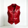 Dettaglio gilet da uomo in pelle rossa, collo a risvolto classico, petto semplice, chic. - Taglia M / Rosso