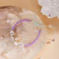 Gros plan détaillé du bracelet d'été frais en perles violettes et perles blanches, joli. - 2#