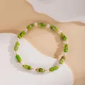 Primo piano del braccialetto di perle verdi, esposizione dettagliata di gioielli vintage. - 17#