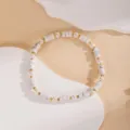 Dettaglio in primo piano del braccialetto vintage con pietre cilindriche e perle. - 15#