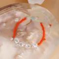 Gros plan de bracelet artisanal en perles de rocailles colorées et perles baroques réglable. - 8#