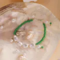 Vue détaillée du bracelet estival frais en perles vertes et perles baroques avec cordon. - 9#