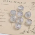 Gros plan détaillé de perles facettées en cristal vintage pour la création de bijoux. - Argent Transparent