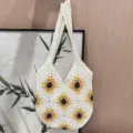 Sac à bandoulière tournesol au crochet fait main, cabas tissé chic pour plage et vacances d'été. - Ouverture supérieure / Blanc Cassé