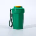 Detailaufnahme des Edelstahl Kaffeebechers, achteckiges Design mit praktischem Tragegurt. - Grün