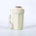 Nahaufnahme des Edelstahl-Achteck-Kaffeebechers mit tragbarem Riemen und Verschlussdeckel. - Weiß