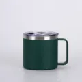 Vista detallada de la taza de café de acero inoxidable con asa y tapa transparente. - Verde Oscuro