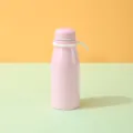 Nahaufnahme einer rosa edelstahl thermosflasche mit einem weißen silikon henkelring. - Ohne Gummiring / Rosa 450 ml