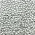 Gros plan détaillé de perles en os en verre transparent, montrant une texture claire et un éclat. - Transparent