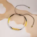 Gros plan détaillé sur le bracelet tressé fait main en perles de rocailles Miyuki noir jaune. - Style 2