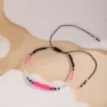 Gros plan d'un bracelet de perles tissées fait main avec des perles colorées et cordon. - Style 3