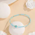 Gros plan du bracelet de perles minimaliste avec une pièce centrale turquoise et des intercalaires. - Pois (#3)