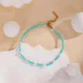 Detail du bracelet de perles fait main avec de fines perles bleues et un fermoir. - Bleu