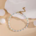 Vue détaillée du bracelet de perles élégant avec des perles blanches et bleues et fermoir. - Bleu Clair Perle