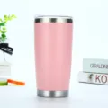 Gedetailleerde opname van roze roestvrijstalen geïsoleerde beker van 20oz voor reisgebruik. - 20oz/600ml / Noords Roze