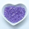 Perles de rocaille triangulaires violettes dans un plat en cœur blanc pour bijoux DIY. - Couleur TR05-1531